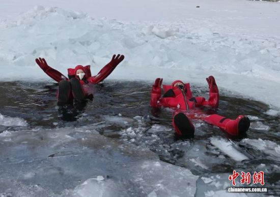 2��5��������ʡ�L���У�һ헪�(d��)�صı����Ŀ���������ο�ǰ���w����ڇ�(y��n)������У����c��������Ŀ�ļtɫ�����b������ȻƯ���ڱ���֮�ϣ����܄e�µı�ѩ��Ȥ�������� �z